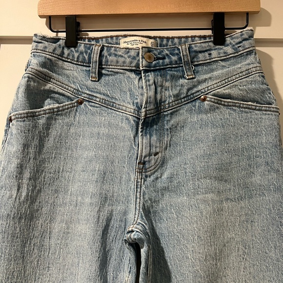 Abercrombie Curve Love 90s High Rise Relaxed Jeans- Size 27/4 - Picture 5 of 9